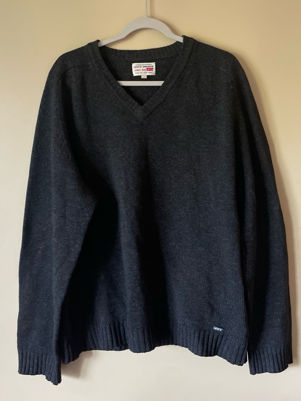 Vintage Levi's Men's Charcoal V-Neck Sweater